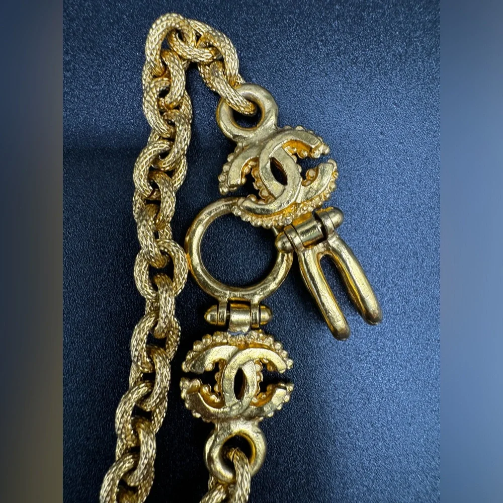 LOT 1500 24K gold plated CHANEL vintage Onyx CC magnifying Glass necklace
